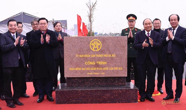 Thủ tướng Nguyễn Xuân Phúc cùng các đại biểu tham dự lễ khánh thành gắn biển công trình chào mừng Đại hội XIII của Đảng cho dự án. Ảnh: Võ Hải