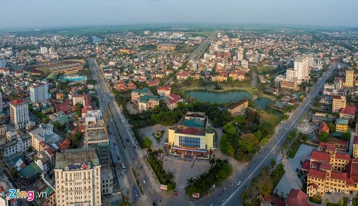 Phía nam thành phố Huế nhìn từ tòa nhà cao 160 m tại ngã 6 trung tâm thuộc đường Hùng Vương. Ảnh: Lê Huy Hoàng Hải.