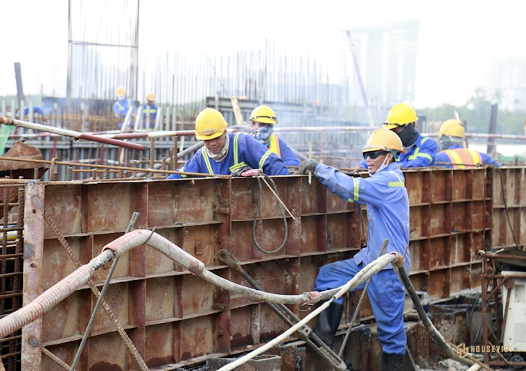 Công nhân đang hoàn thiện hạng mục cống ngăn triều Tân Thuận sáng 23/5. Ảnh: Hữu Công