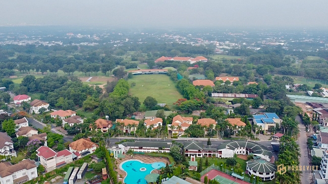 Dự án căn hộ The Emerald Golf View nằm cạnh sân golf Sông Bé.