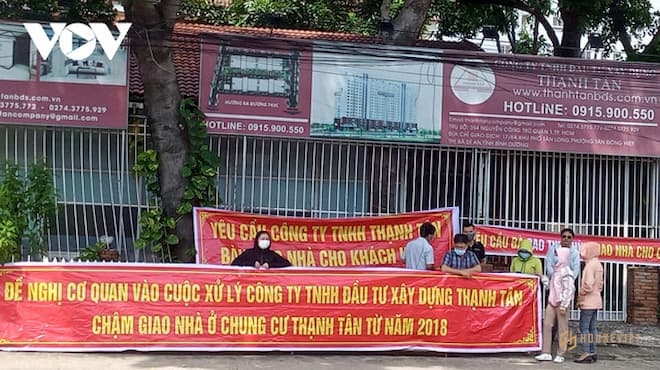 Bình Dương: Hàng chục cư dân Thạnh Tân căng băng rôn đòi bàn giao căn hộ