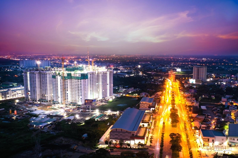 Thành phố ánh sáng - Akari City sáng bừng trong đêm bên đại lộ Võ Văn Kiệt, Q. Bình Tân