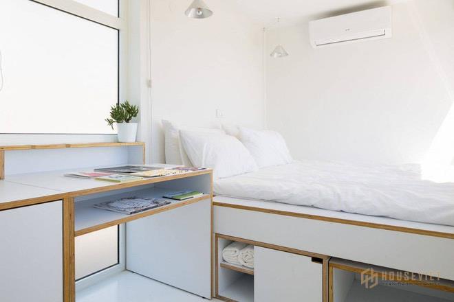 Góc nghỉ ngơi của mẫu thiết kế chung cư mini 15m2 xinh xắn được bố trí thêm nhiều ngăn đựng đồ bên trong