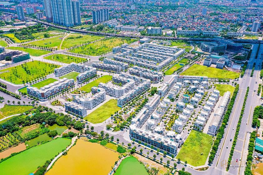 Không gian sân vườn có nhiều cây xanh hơn so với các mẫu chung cư cao cấp