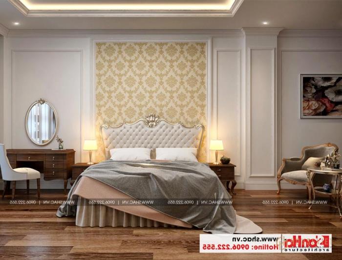 Phòng ngủ cổ điển đẹp với sàn gỗ và giấy dán tường màu nhã nhặn 