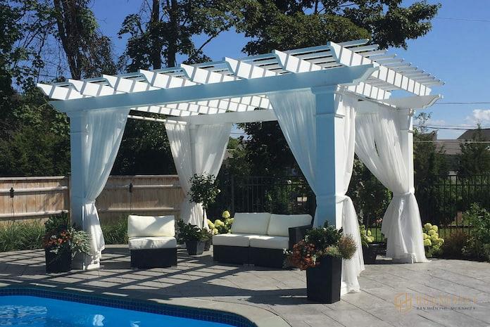 Ảnh 3: Sự kết hợp tinh tế giữa trèm cửa, hiên bê tông, bình hoa cho ta thấy sự sáng tạo trong thiết kế pergola là gì