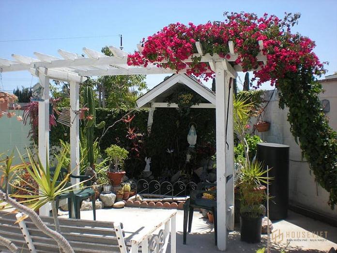 Ảnh 4: Việc đan xen hoa vào thiết kế pergola giúp ta thấy được vẻ nhã nhặn của pergola là gì