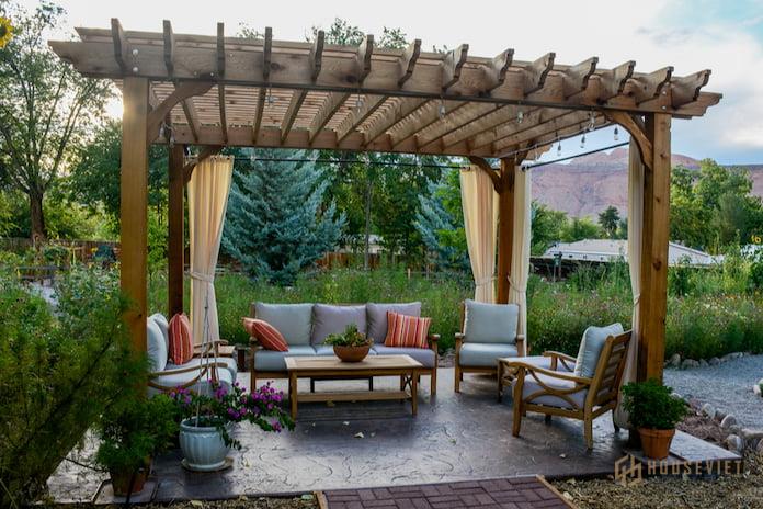 Ảnh 7: Vẻ đẹp của pergola là gì được trả lời qua phần mái hiên bằng gỗ phức tạp và hợp thẩm mỹ trên