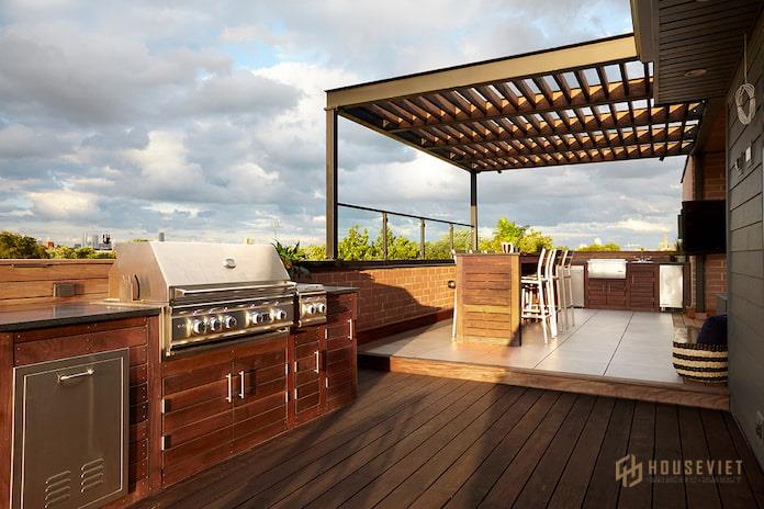 Ảnh 18: Sự tinh giản trong thiết kế pergola là gì đã được thể hiện qua phần mái hiên cho ban công làm từ gỗ ép này