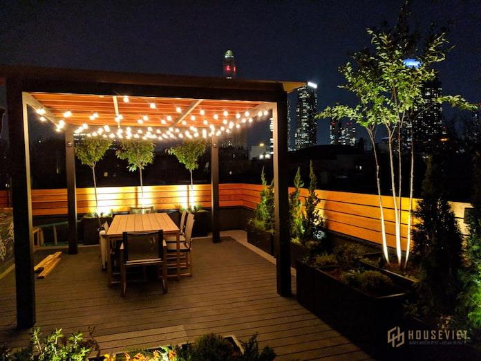 Ảnh 19: Một mẫu ban công pergola bằng gỗ ấm cúng khiến bạn không còn thắc mắc khả năng tạo dựng không khí cho không gian của thiết kế pergola là gì