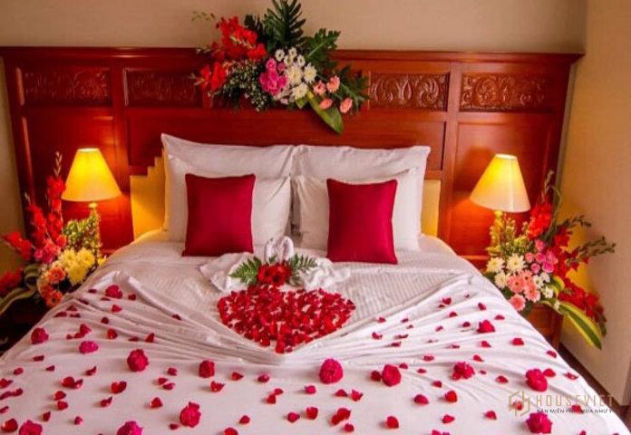 Ảnh 2: Giường cưới trang trí bằng hoa hồng và đôi thiên nga lãng mạn