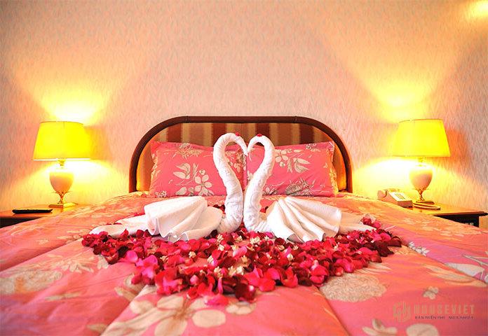 Ảnh 12: Tận dụng khăn tắm có thể gấp thành những chú thiên nga đầy độc đáo