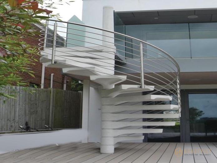 Mẫu cầu thang inox đẹp hút ánh nhìn với thiết kế uốn cong nhẹ nhàng độc đáo tạo điểm nhấn cho không gian nhà