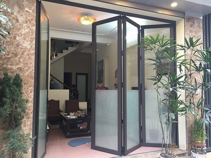 Cửa nhà phố thông thường