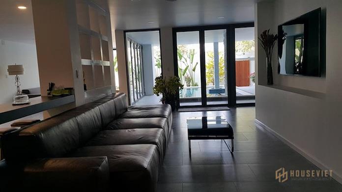 Ảnh 8: Không gian rộng rãi của phòng khách có hướng nhìn ra bể bơi gia đình