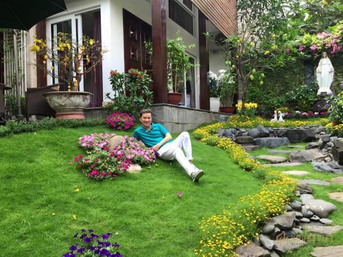 Ảnh 20: Không gian sân vườn xanh mát, thu hút của chàng ca sĩ