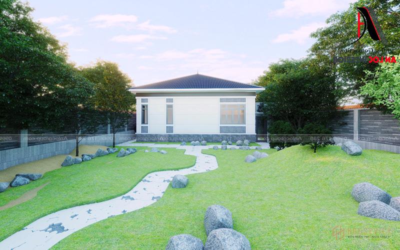 Khu vực sau nhà được bố trí thảm cỏ xanh với đá trang trí