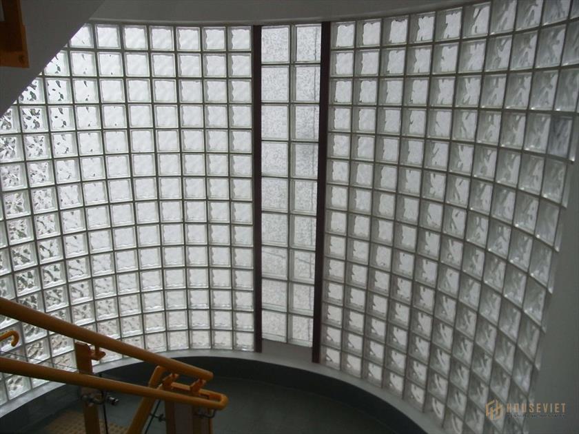 Gạch kính xuyên sáng được làm từ các khối thủy tinh