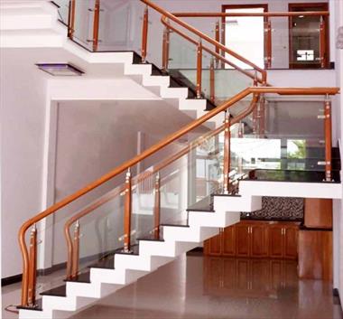 Mẫu lan can cầu thang gỗ kính cao cấp, sang trọng