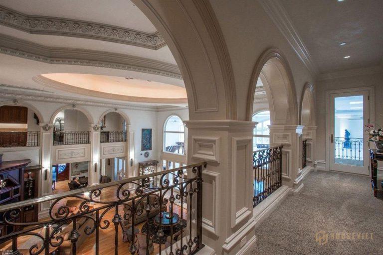 Hệ thống đèn của thiết kế biệt thự có bể bơi trong nhà