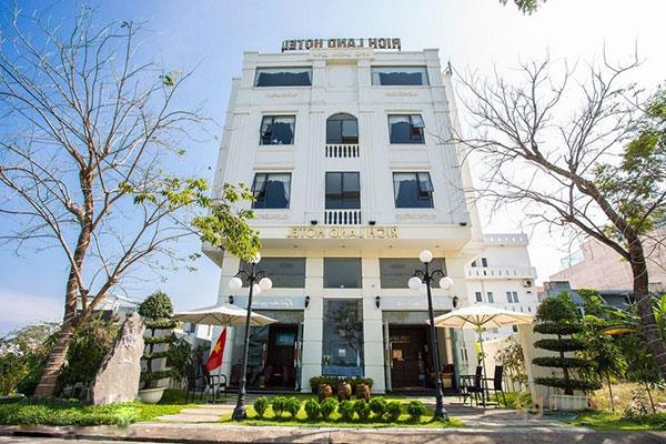 Mặt tiền khách sạn được phối cảnh ấn tượng với màu xanh thiên nhiên