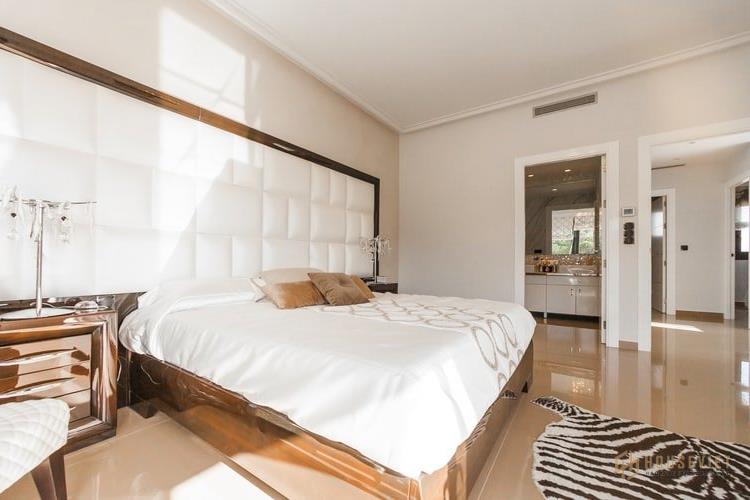 Không gian gọn gàng với phòng ngủ tối giản