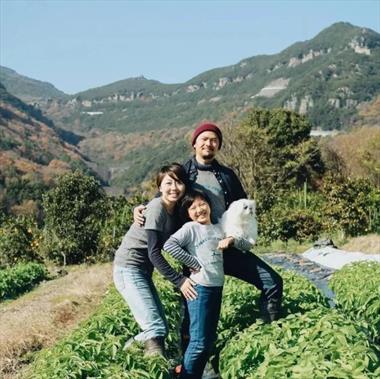 Sau trận động đất lớn, vợ chồng người Nhật rời thị trấn về quê, cùng con gái ở quê trồng rau, làm vườn