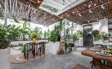 Khu vườn đẹp như resort, phòng tắm "ngàn sao" nằm giữa mây trời ở TP.