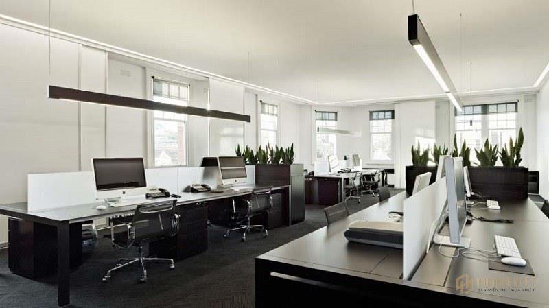 Bàn làm việc đặt ở giữa và một dãy sát tường chừa 2 lối đi ở giữa tránh va đập vào đồ đạc.