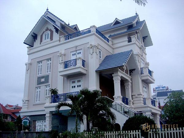 Mẫu 22 - Kiến trúc biệt thự mái thái 4 tầng có sân vườn rộng rãi