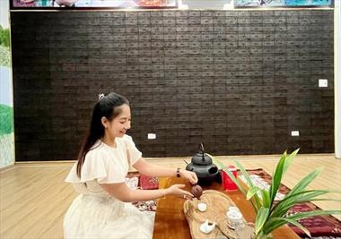 Ngôi nhà độc đáo, gây ấn tượng với du khách bởi bức tường được làm từ 2 tấn chè Shan tuyết cổ thụ ở Hà Giang