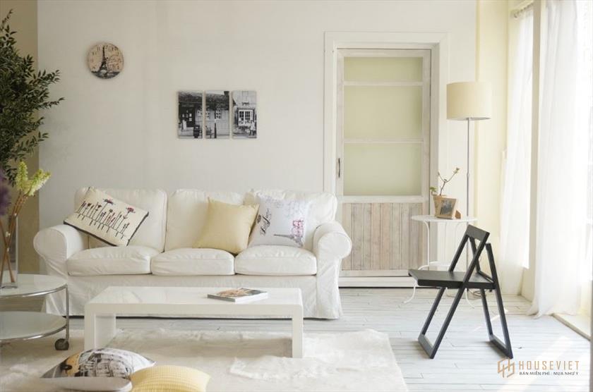 thiết kế phòng khách đẹp hiện đại với sofa và bàn trà bình thường