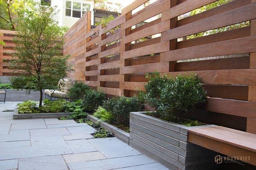 Mẫu hàng rào từ những thanh gỗ dài đan xen tạo không gian thông thoáng cho ngôi biệt thự