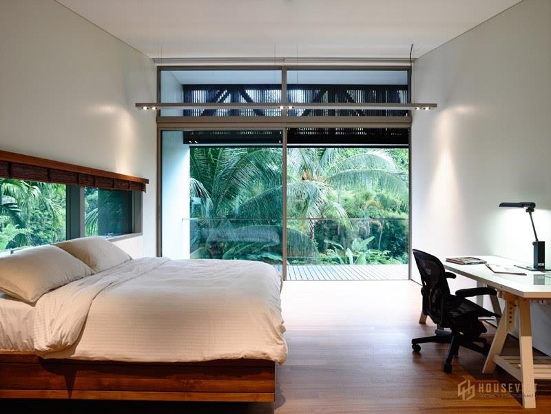 Nội thất phòng ngủ rộng rãi và view sân vườn tuyệt đẹp