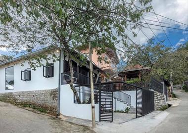 Ngôi nhà rêu phong ở Đà Lạt nằm bên hồ lộng gió được chủ nhân cải tạo bất ngờ