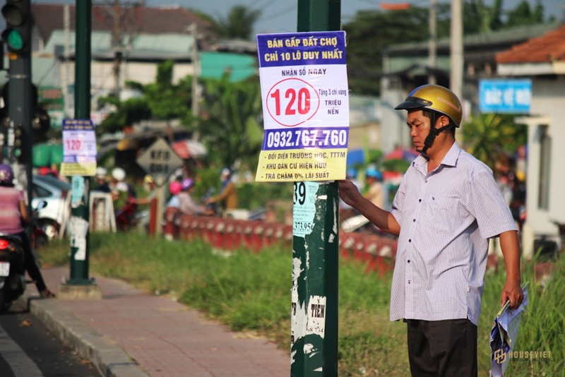 Dán tờ rơi lên cột điện, có bị phạt?