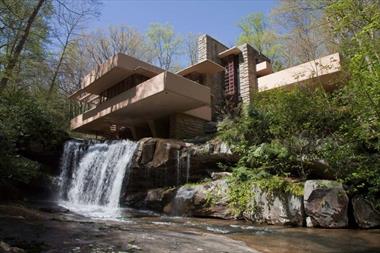 Ngôi nhà bỗng trở nên nổi tiếng nhờ thiết kế "cưỡi ngựa" trên thác nước