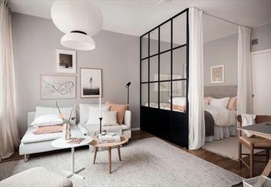 Dù kinh phí eo hẹp nhưng gia chủ vẫn quyết tâm cải tạo căn hộ với diện tích 36m2 thành không gian sống vừa đẳng cấp vừa sang trọng.