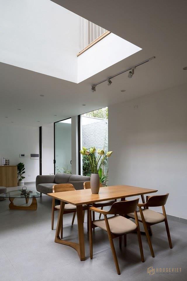Khoảng trống phía trên tạo không gian thoáng cho cả ngôi nhà