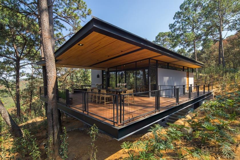 Sự kết hợp của nhà lắp ghép thép, gỗ, kính và các tấm tường nhẹ cho một ngôi nhà hiện đại trên sườn đồi