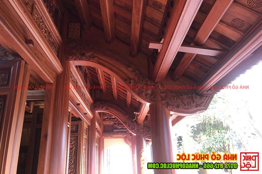Hiên nhà gỗ 3 gian 18 cột.