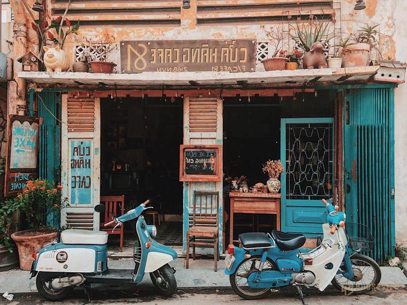 Một góc nhỏ trong quán cà phê làm dịu lòng nhiều người nhờ những vật dụng rất đỗi thân quen của tuổi thơ, gợi nhớ về quá khứ.