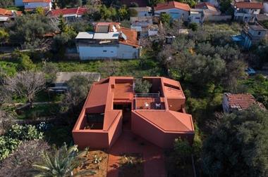 Căn biệt thự nổi bật giữa khu phố nhờ gam màu đỏ gạch cuốn hút