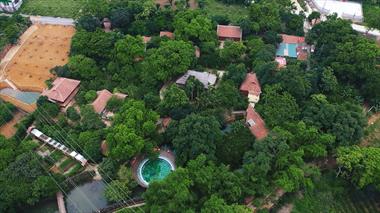 Tận dụng vật liệu bỏ đi để xây nhà vườn rộng 10.000m2 khiến ai nhìn cũng thích thú