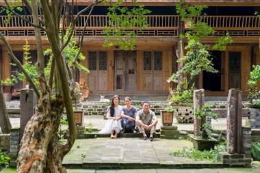 Rời thành phố về quê, gia đình 3 người đã xây ngôi nhà 400m2 trên núi không bản vẽ, cùng nhau tận hưởng cuộc sống hạnh phúc trên núi.