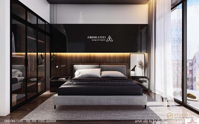 Phòng ngủ chính rộng rãi, thoáng mát với cửa kính lớn lấy sáng tối đa.