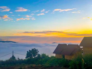 Ngôi nhà gỗ nằm trên đỉnh núi quanh năm mây phủ ở Đà Lạt mang vẻ đẹp huyền ảo, đầy hương sắc như ở chốn thần tiên.