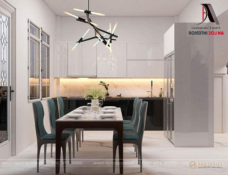 Phòng ăn đơn giản với những chiếc ghế là điểm nhấn của không gian