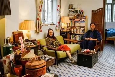 Cặp đôi bên nhau 7 năm không đủ tiền mua nhà và biến căn hộ thuê tồi tàn thành ngôi nhà theo phong cách hoài cổ