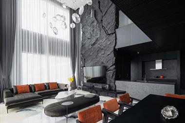 Sở hữu căn hộ duplex 195m2, gia đình sẵn sàng mang cả vách đá đen vào giữa phòng khách